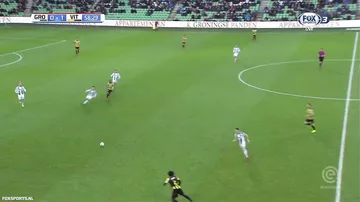 Игрок нидерландского клуба отправил мяч в свои ворота с 40 метров