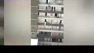 Прохожий поймал упавшую с девятого этажа женщину