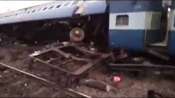 В Индии поезд сошел с рельсов, погибли люди