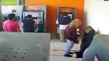 4-летний грабитель, который пытался украсть деньги из банкомата, попал на камеры