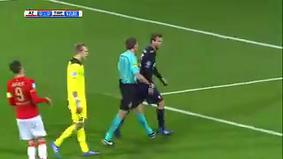 Голландский болельщик украл бутсу футболиста "Твенте" во время матча