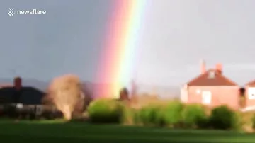 Невероятно яркая радуга удивила очевидцев