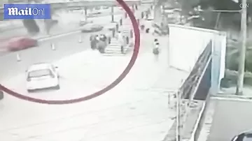 Водитель грузовика снес пешеходный мост с людьми
