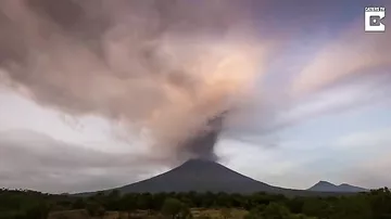 В соцсетях опубликовали захватывающее видео извержения вулкана на Бали