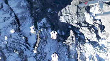 Невероятное видео: экстремалы прыгнули с горы и попали прямо в летящий самолет