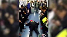 Сеть взорвал китаец, который нашел смелый способ разогнать пассажиров поезда с сидений