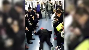 Сеть взорвал китаец, который нашел смелый способ разогнать пассажиров поезда с сидений