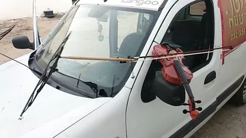Музыкант научил свой автомобиль играть на скрипке