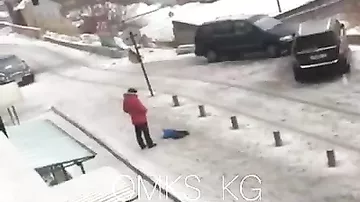 В Бишкеке отец сильно пнул ребёнка, заставляя его подняться с земли