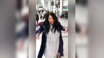 Лолита удивила поклонников энергичным танцем в аэропорту Нью-Йорка