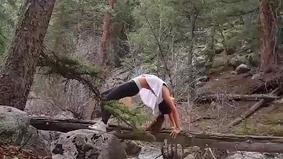 Девушка упала в бурную реку во время йоги