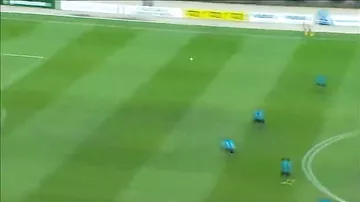 Роналдиньо забил невероятный гол с центра поля