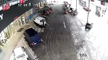 Автопогрузчики заблокировали машину, в которой воры пытались вывезти похищенное