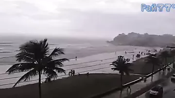 Молния поразила девушку, гуляющую по пляжу