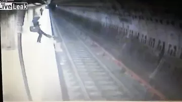 В метро Бухареста женщину бросили под прибывающий поезд