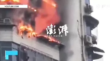 Китаец, спасаясь от пожара, повис на балконе на 27-м этаже