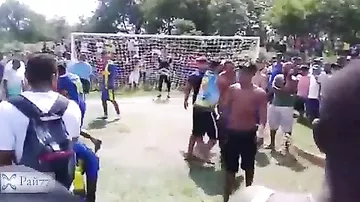 В Бразилии футболист пробил пенальти под дулом автомата