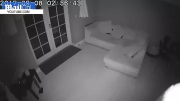 Прогулка привидения в старинном доме в Британии попала на камеры