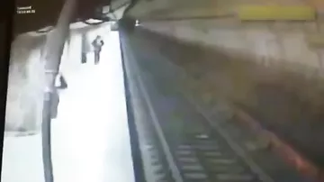 Metroda dəhşətli anlar - Qadın 25 yaşlı qızı qatarın altına atdı