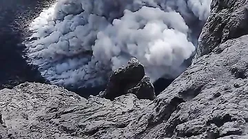 Бесстрашный мужчина рискнул жизнью, чтобы снять на видео вулкан