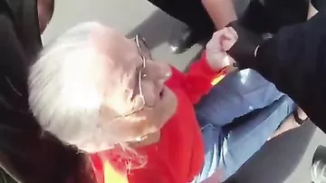 Видео жестокого задержания полицией в США 93-летней бабушки-колясочницы