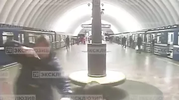 Сотрудник метро под дулом пистолета поставил на колени пассажира, приняв его за террориста