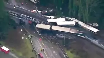 Страшную аварию с поездом в США сняли с высоты птичьего полета
