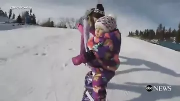 Годовалая девочка, которая катается на сноуборде лучше, чем ты