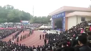 В Китае на глазах у многотысячной толпы приговорили к смерти 10 преступников