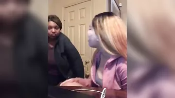 Мать затроллила дочь, которая пела трогательную песню, — видео стало вирусным