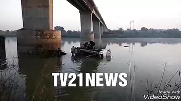 Очевидцы спасают пассажиров автобуса в Индии, который слетел в реку