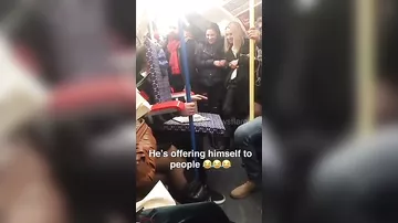 Человек-кресло предложил пассажирам метро сесть на него
