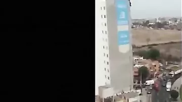 Спасатели не смогли удержать самоубийцу и он сорвался с высоты 15 этажа