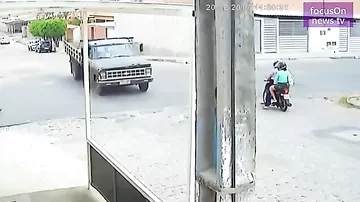 Бразильский байкер чудом выжил, оказавшись под колёсами грузовика