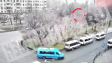 Камеры сняли, как автобус протаранил остановку в Москве