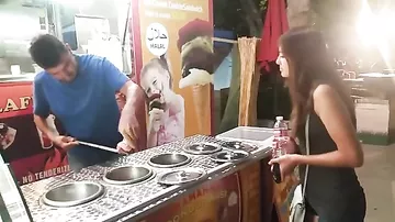 Turist qız xaricdə Maraş dondurmacısıyla qarşılaşsa