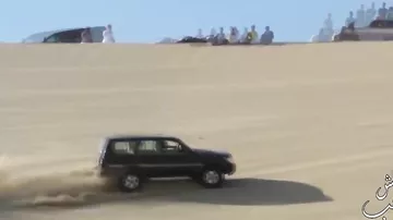 Арабы развлекаются, экстремальные гонки на джипах по пескам