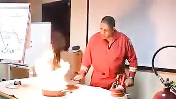 Как правильно тушить загоревшийся в сковороде жир