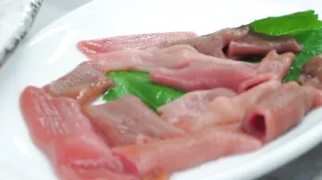 Блюдо из живых морских червей в корейском кафе