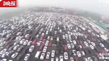 Гигантская пробка из тысячи машин в Китае