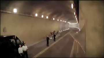 Mercedes SLS AMG смертельный трюк в тоннеле