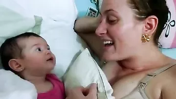Забавная малышка развлекается в присутствии мамы