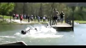 Неудачный прыжок в воду с разбега