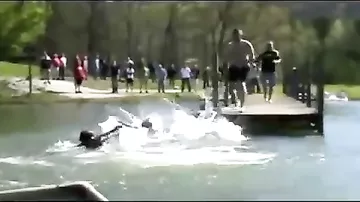 Неудачный прыжок в воду с разбега