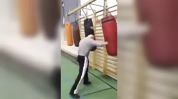 80-летнний дед бьет боксерскую грушу