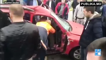 Спасение человека из машины после аварии