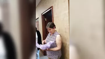 Женщина узнала, что стала бабушкой Её реакция бесподобна!