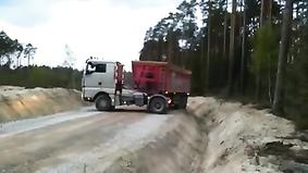 Мастерский разворот грузовика на узкой дороге