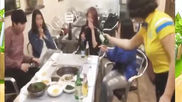 Девушка-китаянка разливает русскую водку