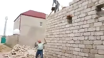 Строители-азербайджанцы и летающая лопата